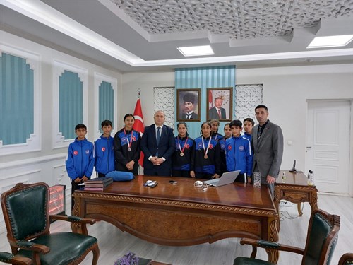📌İlçe Kaymakamımız Sn. Hasan TAŞ, 19 Mayıs Atatürk’ü Anma, Gençlik ve Spor Bayramı dolayısı ile sporcu öğrencilerimizi makamında ağırladı.